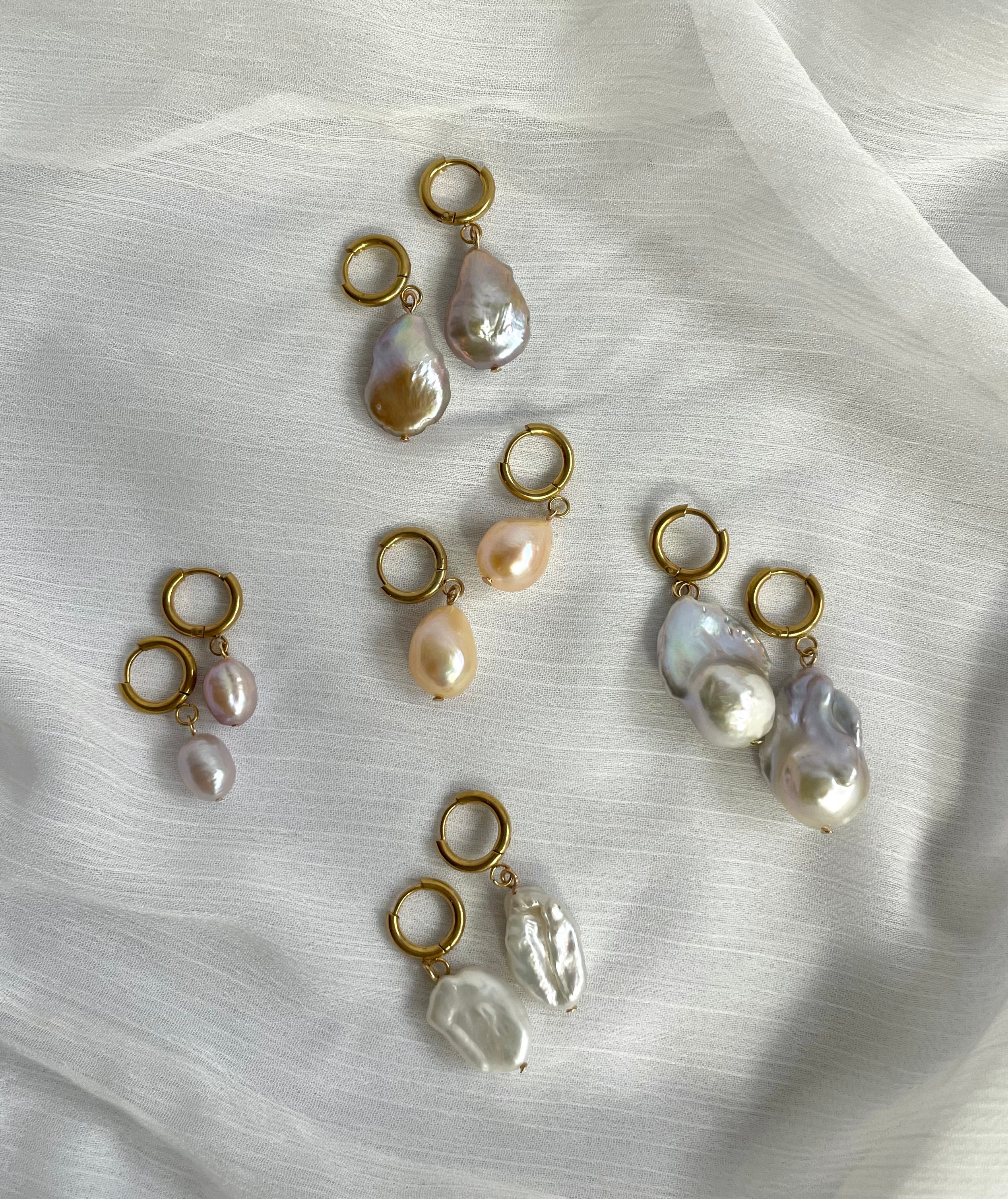 Schlichte Edelstahl Creolen mit Süßwasser Perlen Anhänger