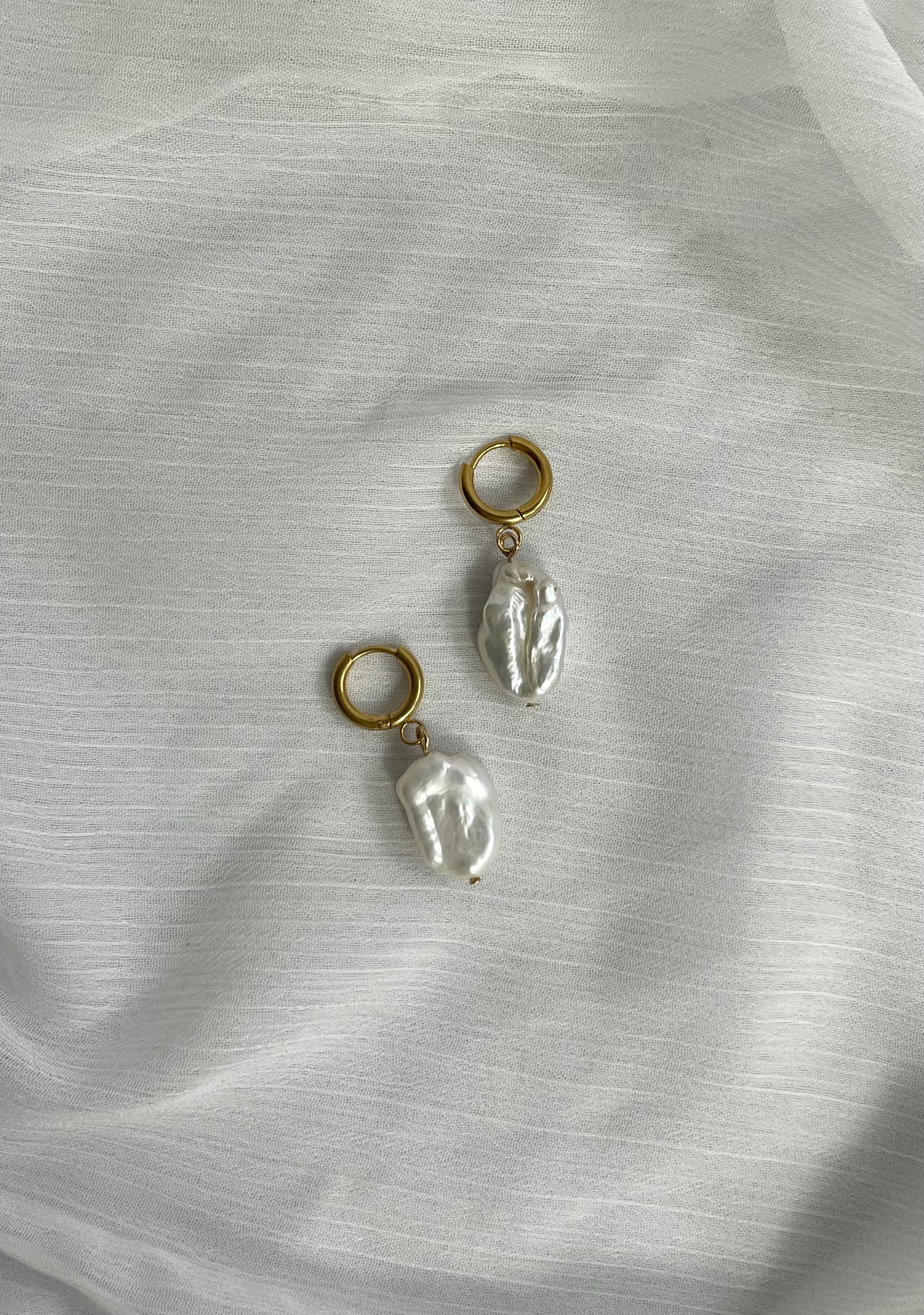 Schlichte Edelstahl Creolen mit Süßwasser Perlen Anhänger