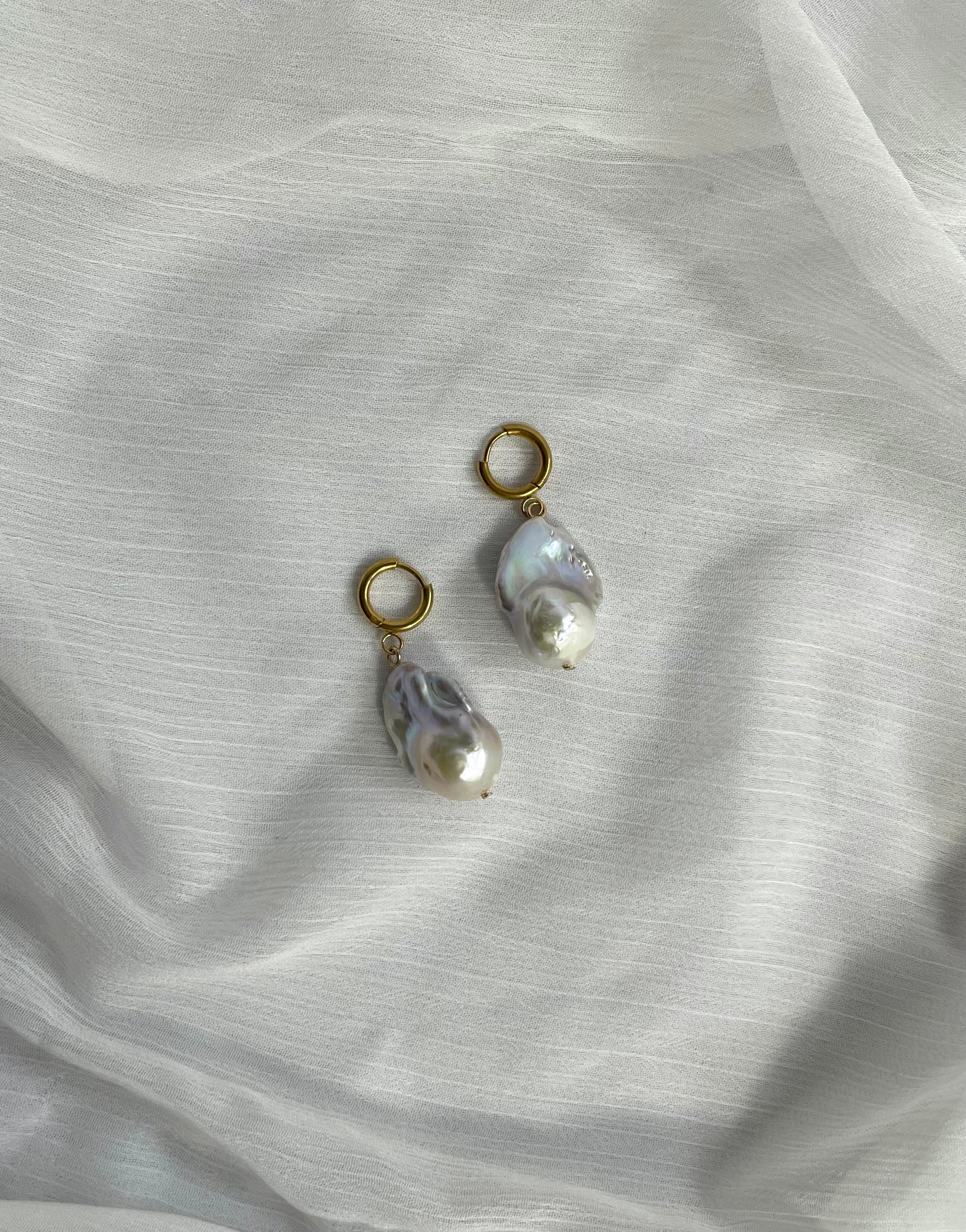 Schlichte Edelstahl Creolen mit Süßwasser Perlen Anhänger