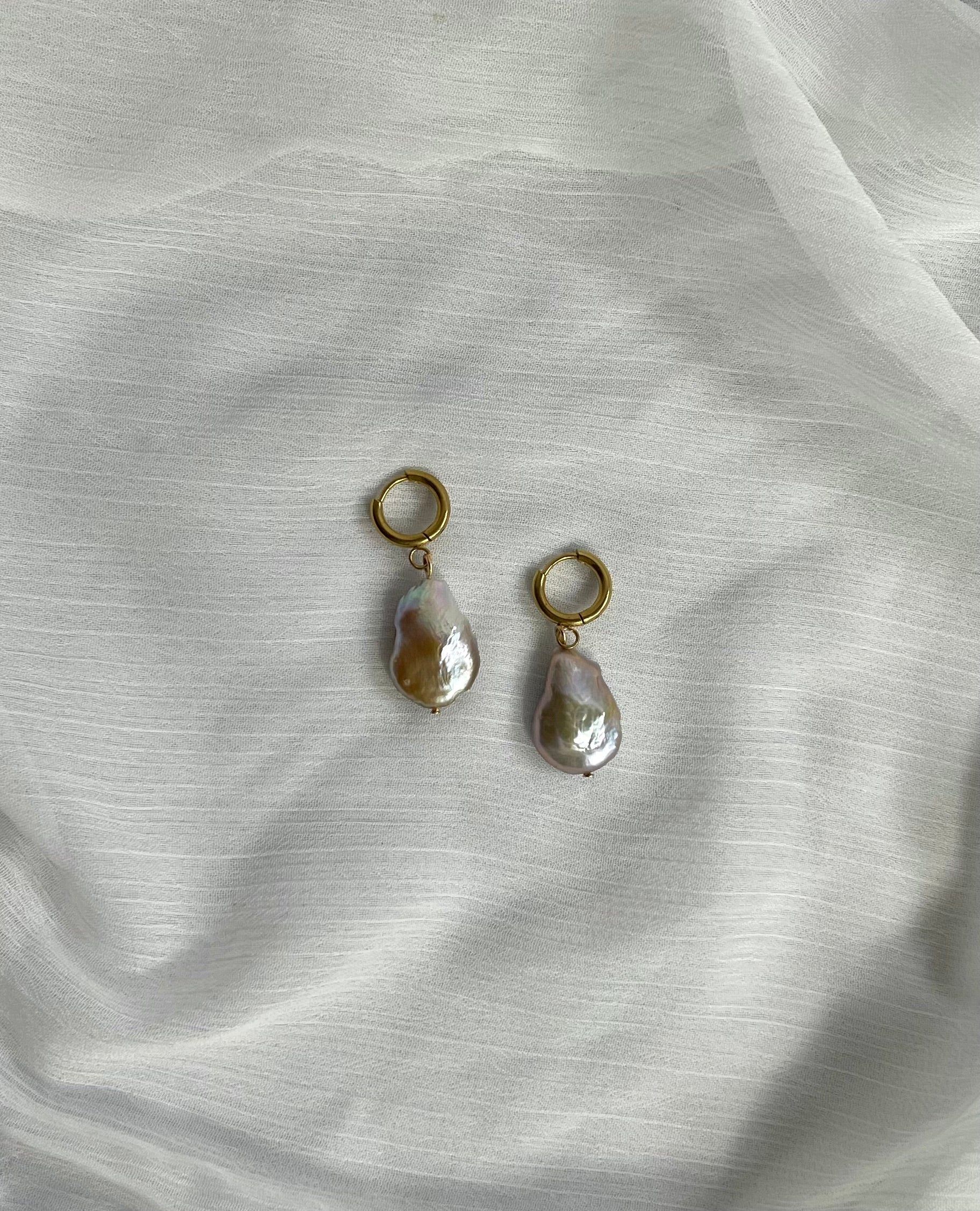 Schlichte Edelstahl Creolen mit Süßwasser Perlen Anhänger