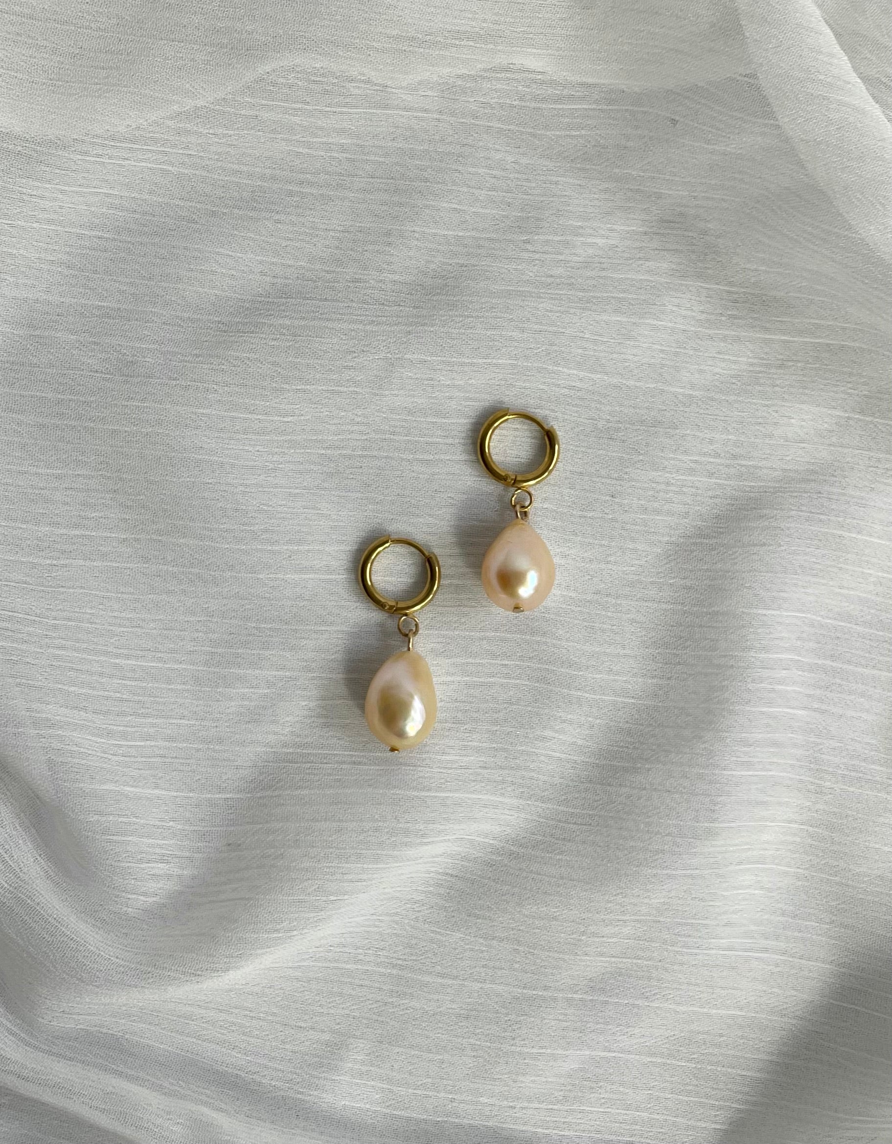 Schlichte Edelstahl Creolen mit Süßwasser Perlen Anhänger