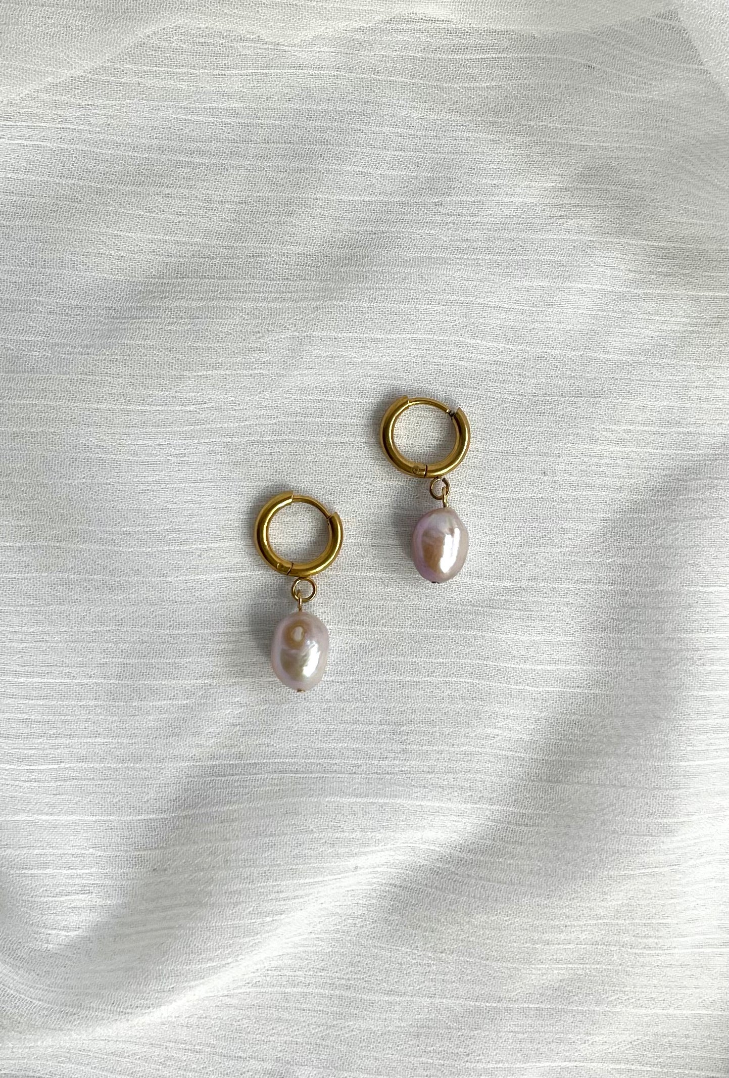 Schlichte Edelstahl Creolen mit Süßwasser Perlen Anhänger