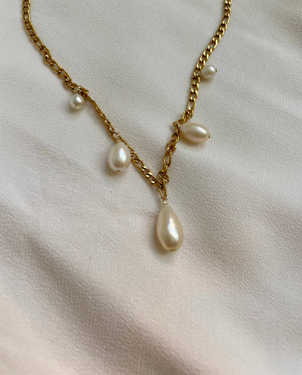 Goldene Kette mit echten Süßwasserperlen