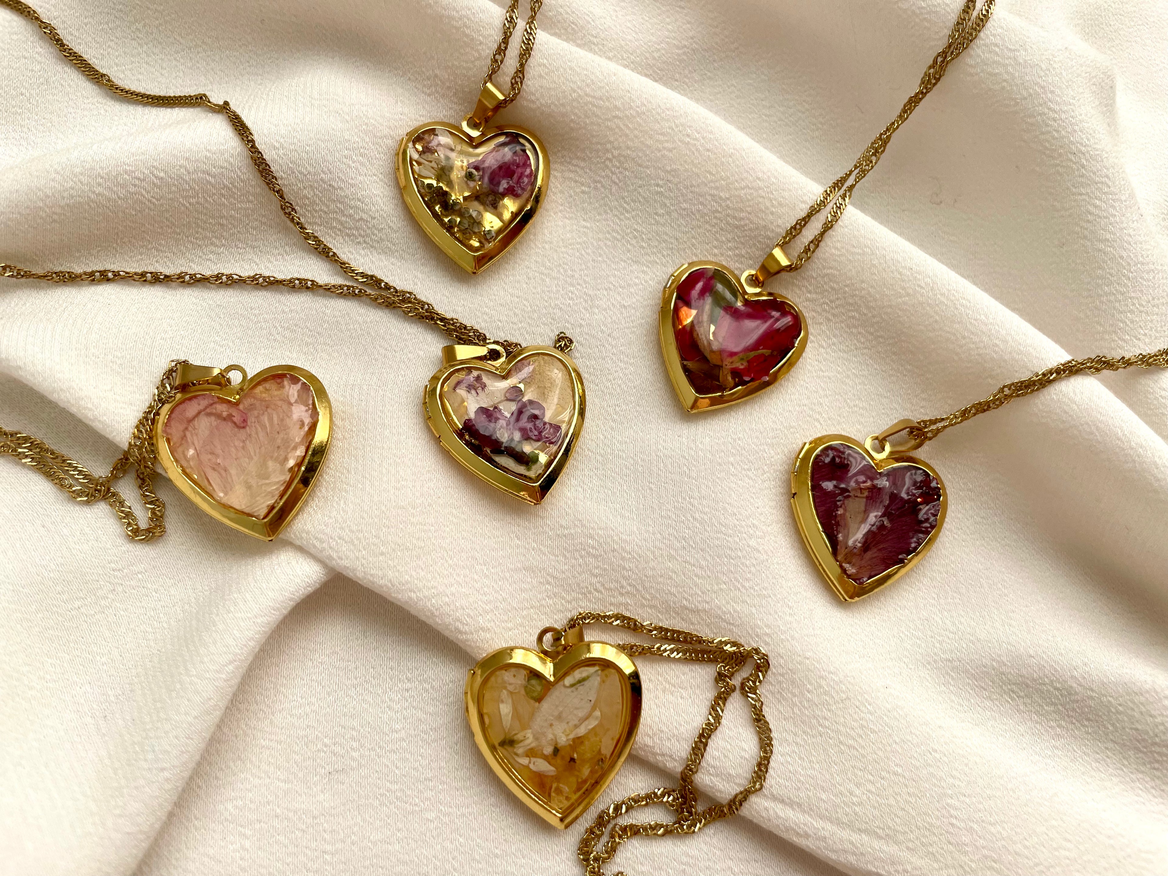 Sehr feine Goldkette aus Edelstahl mit einem Herz Medaillon mit echten Blüten im Vintage Stil