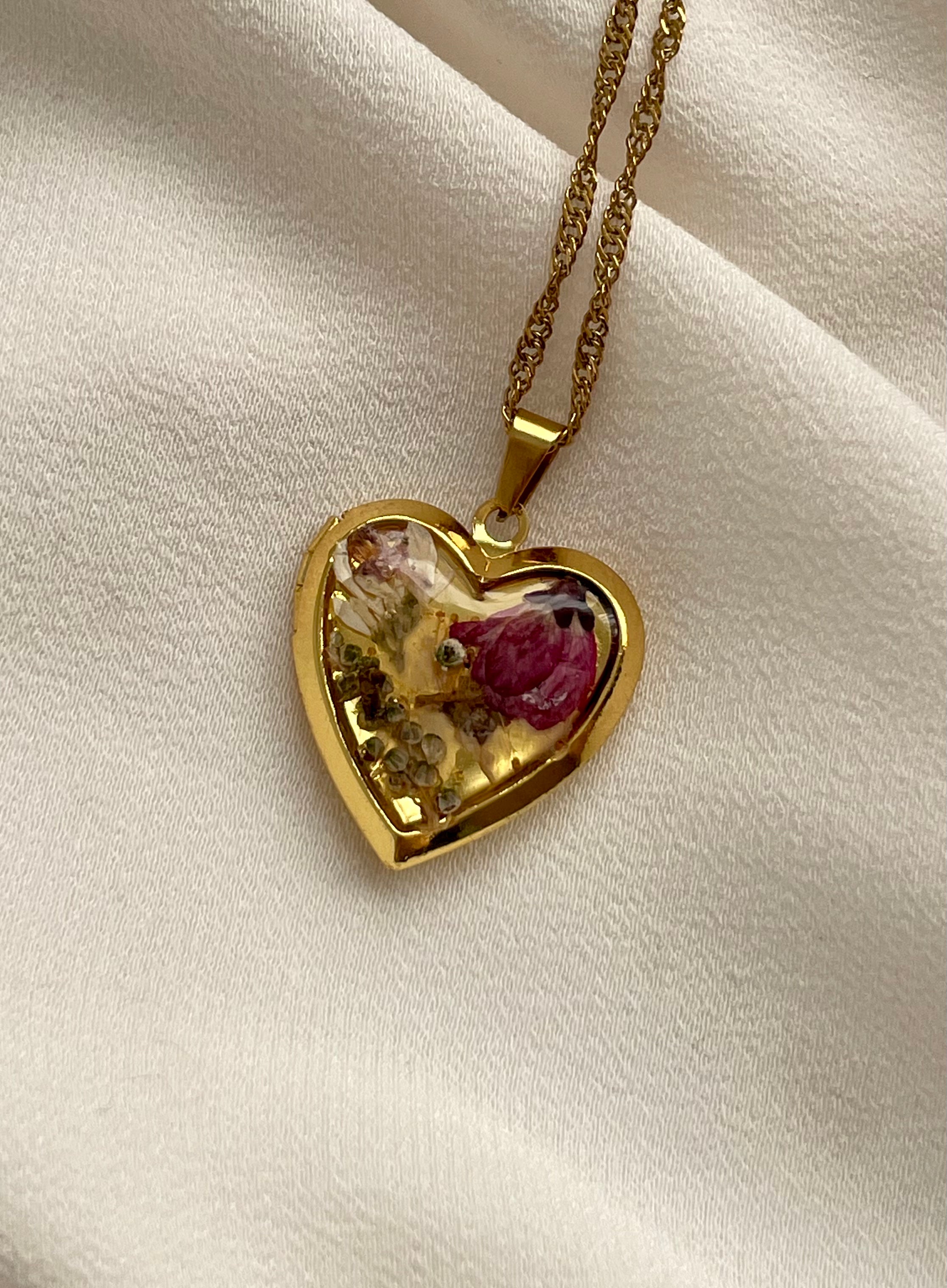 Sehr feine Goldkette aus Edelstahl mit einem Herz Medaillon mit echten Blüten im Vintage Stil