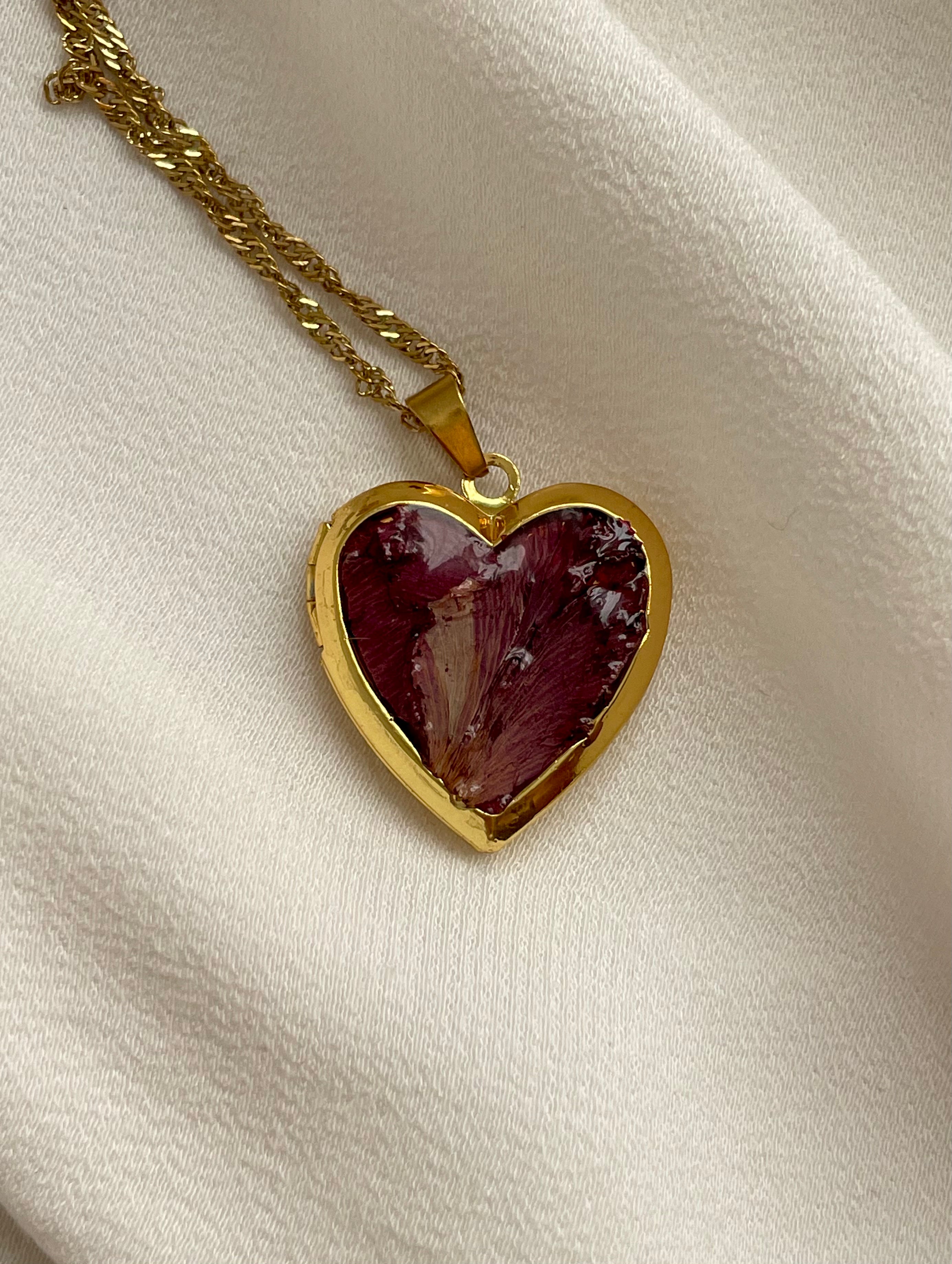 Sehr feine Goldkette aus Edelstahl mit einem Herz Medaillon mit echten Blüten im Vintage Stil