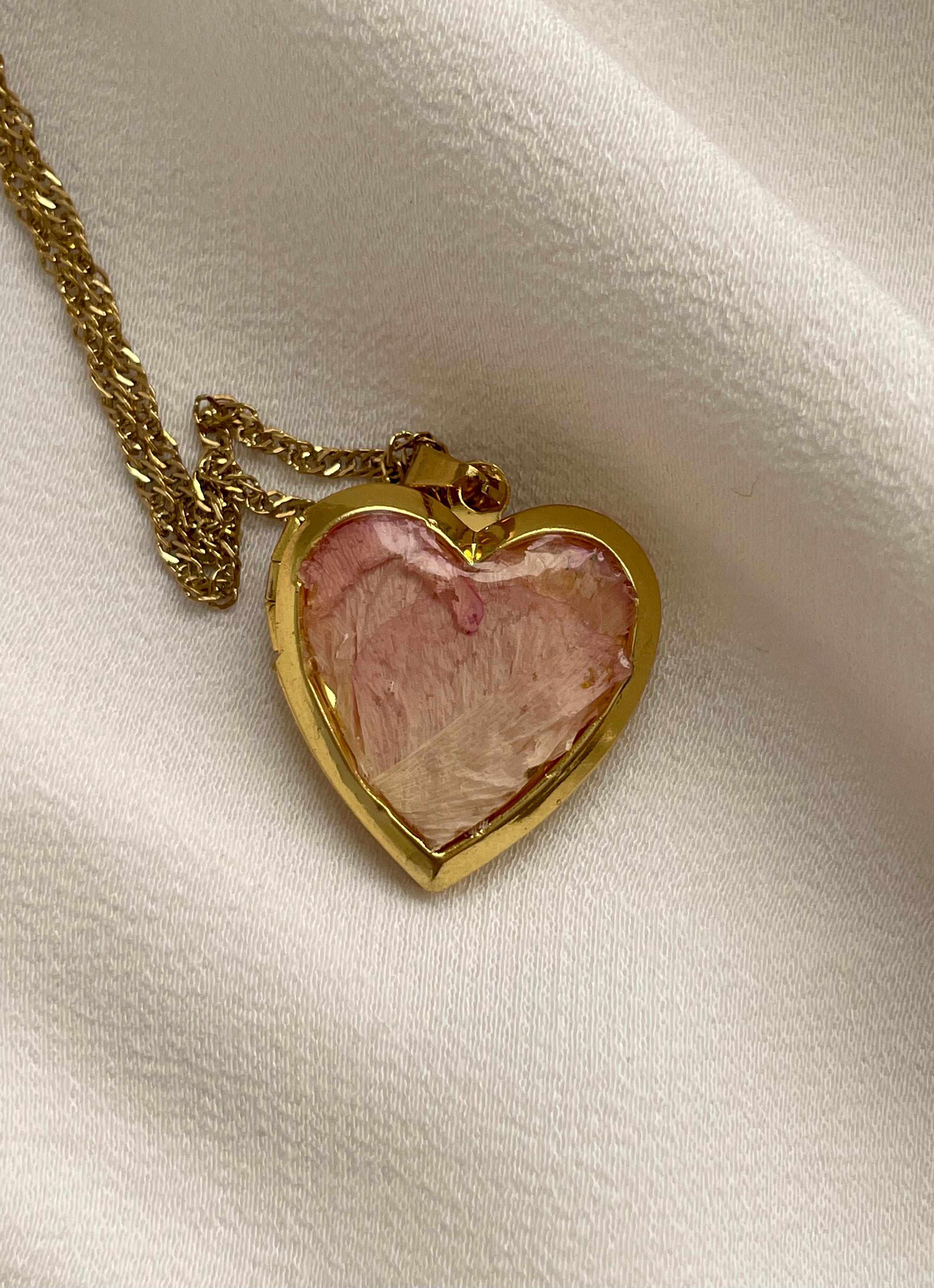 Sehr feine Goldkette aus Edelstahl mit einem Herz Medaillon mit echten Blüten im Vintage Stil