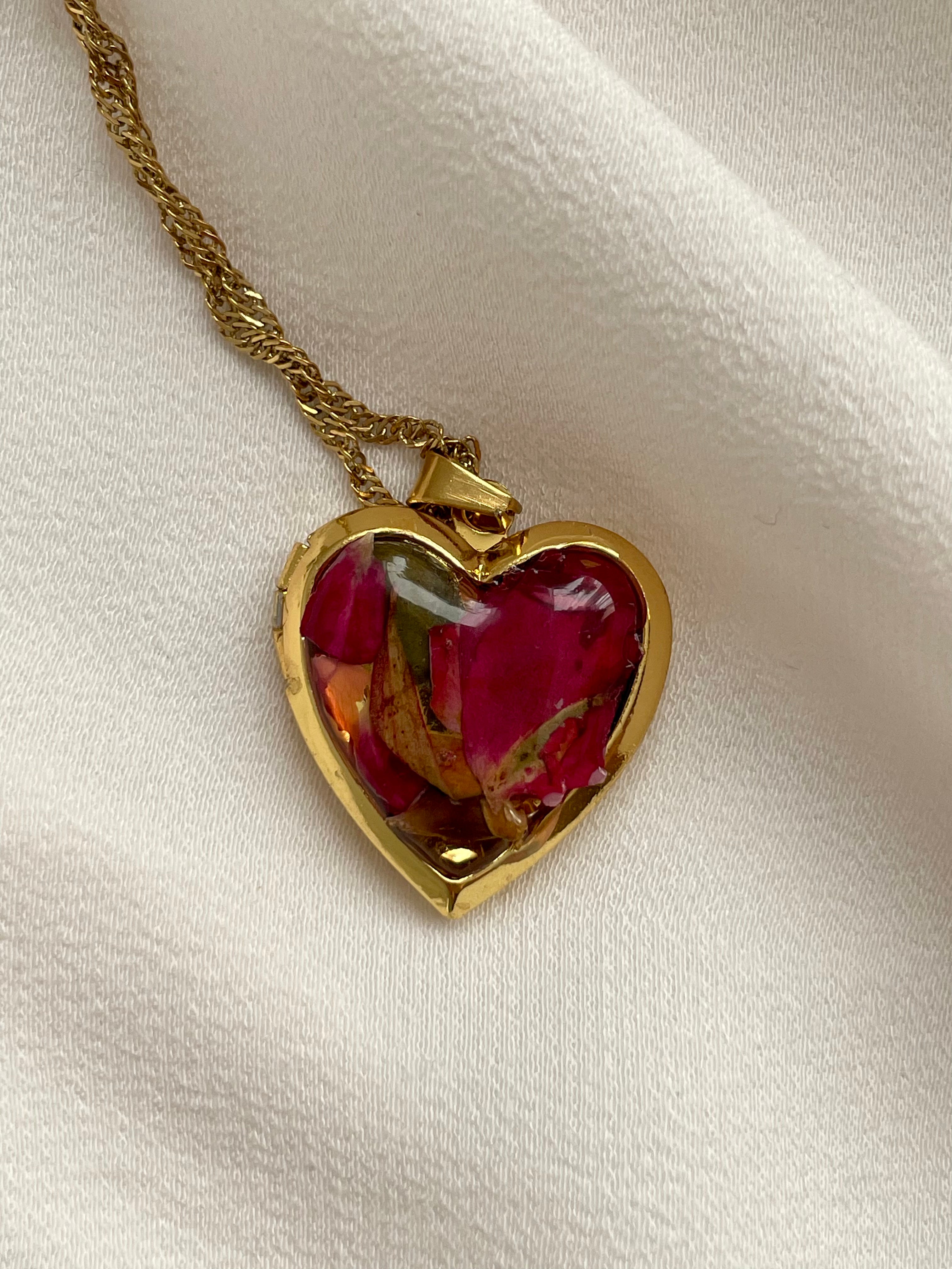 Sehr feine Goldkette aus Edelstahl mit einem Herz Medaillon mit echten Blüten im Vintage Stil