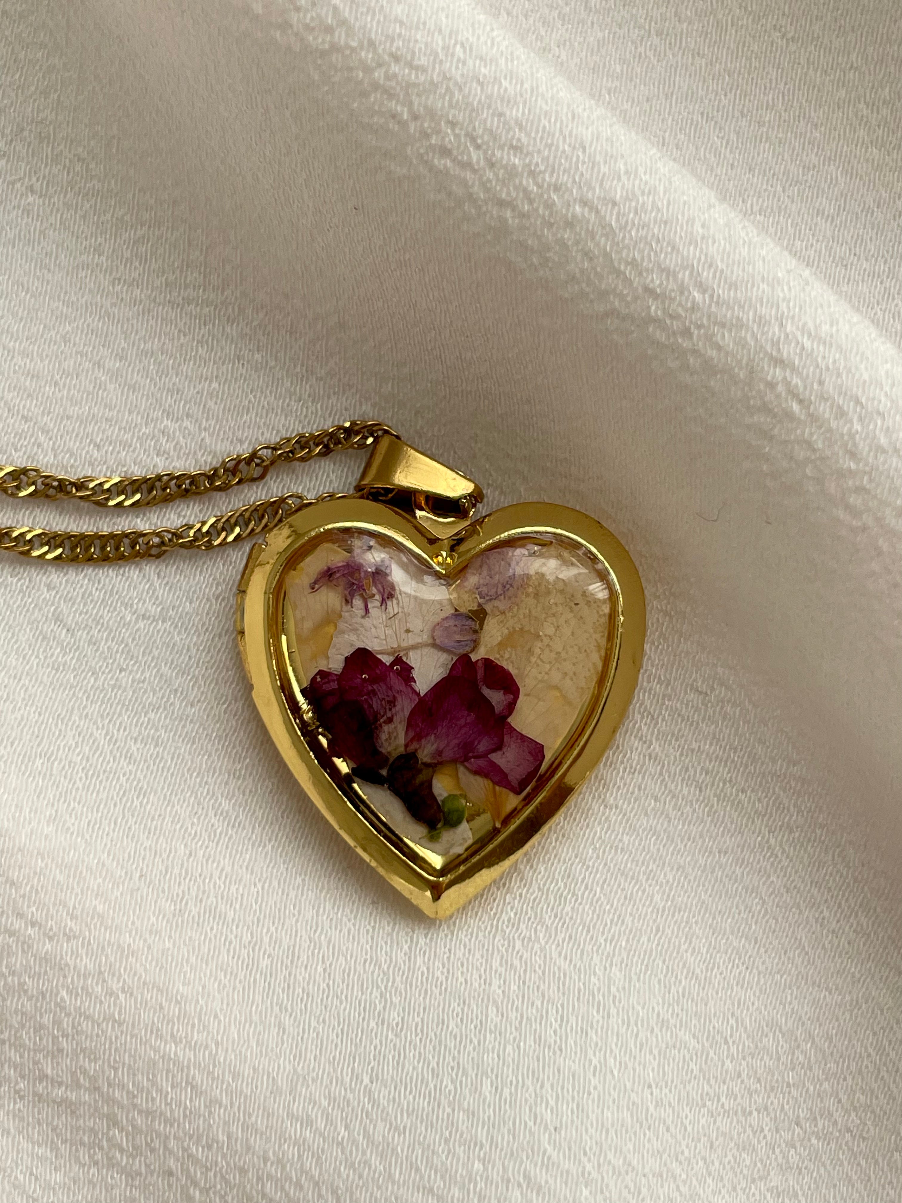 Sehr feine Goldkette aus Edelstahl mit einem Herz Medaillon mit echten Blüten im Vintage Stil