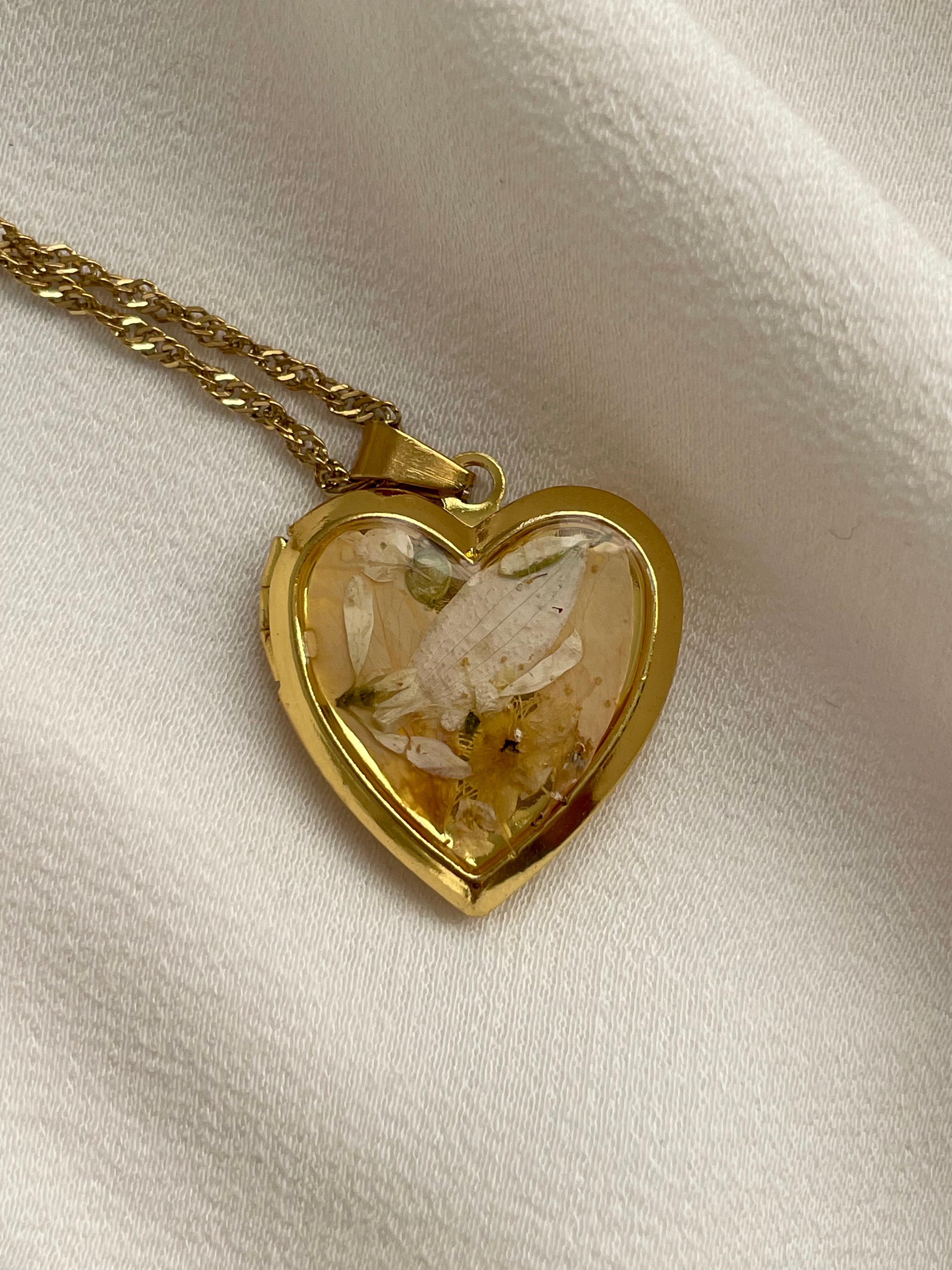 Sehr feine Goldkette aus Edelstahl mit einem Herz Medaillon mit echten Blüten im Vintage Stil