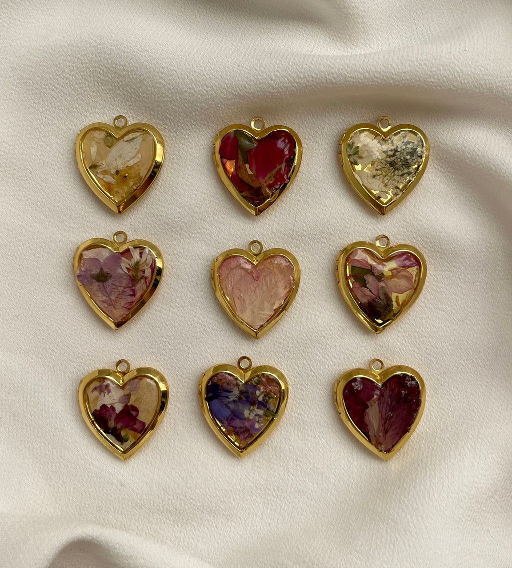 Sehr feine Goldkette aus Edelstahl mit einem Herz Medaillon mit echten Blüten im Vintage Stil