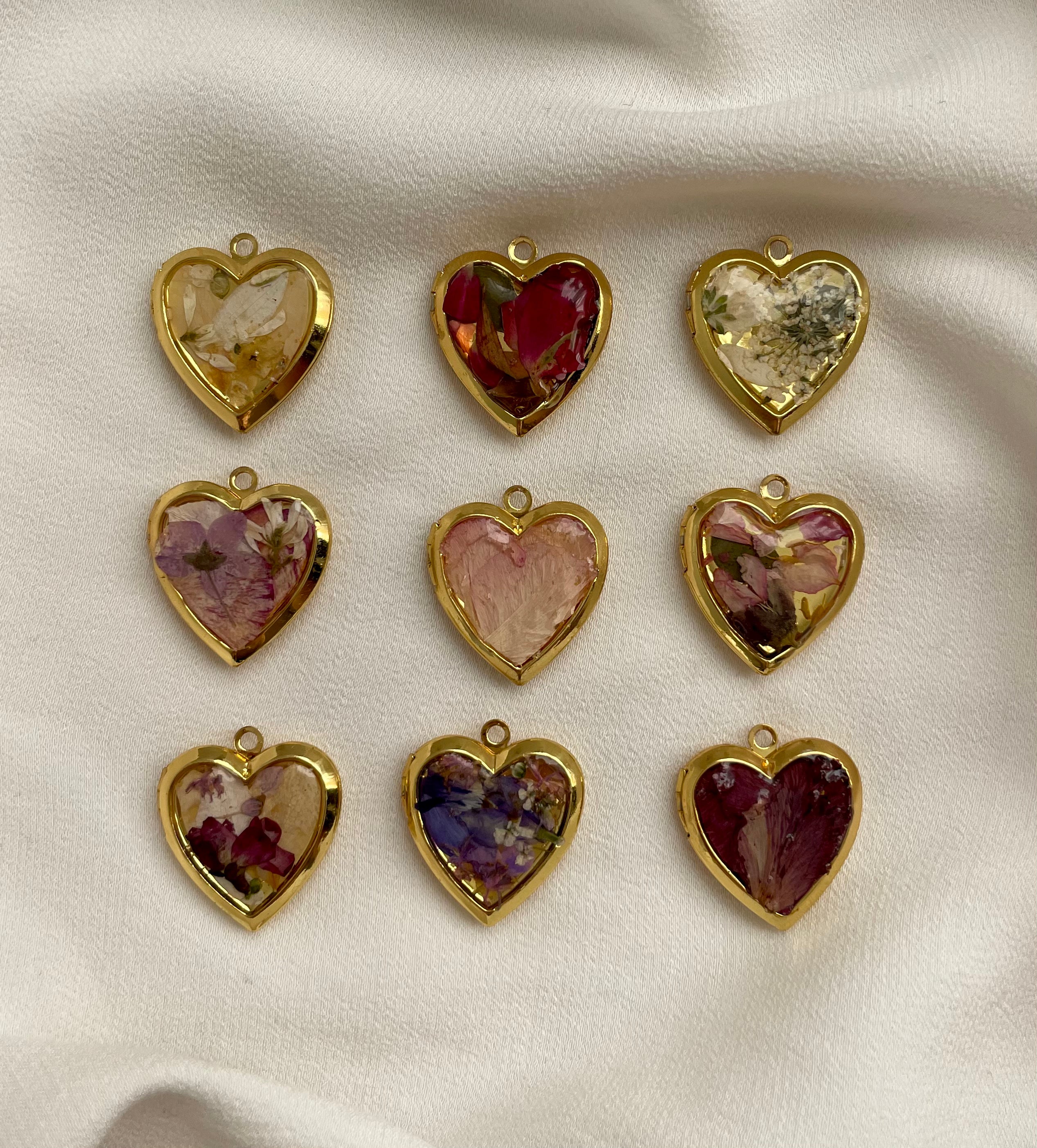 Sehr feine Goldkette aus Edelstahl mit einem Herz Medaillon mit echten Blüten im Vintage Stil