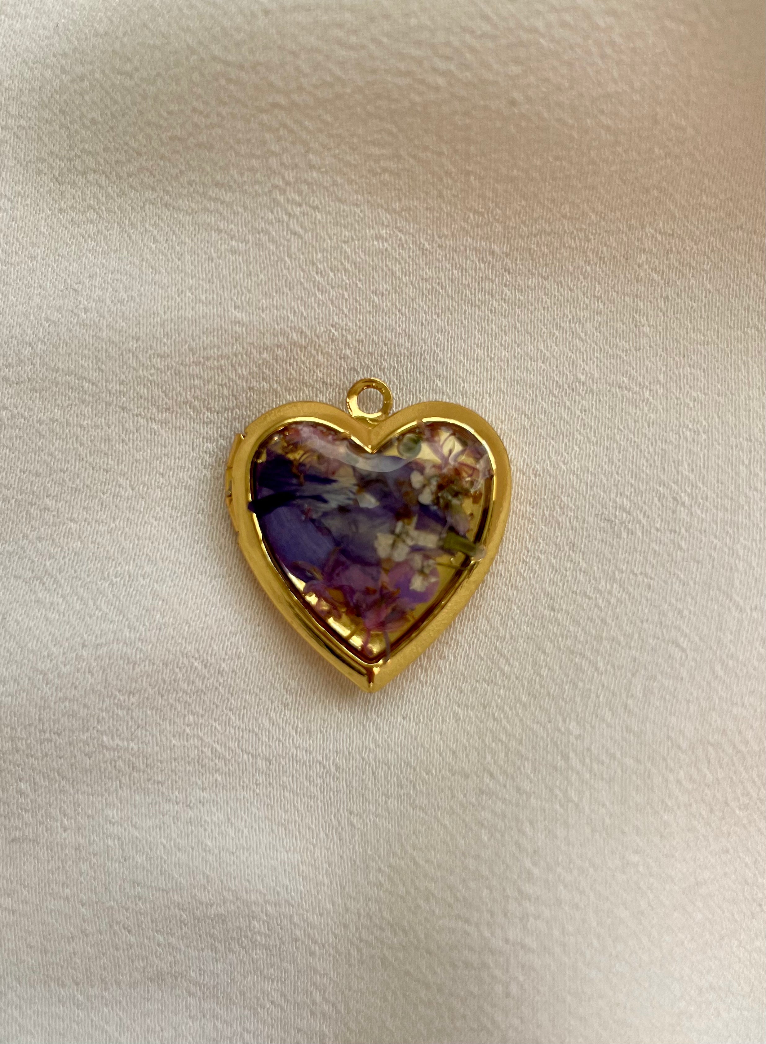 Sehr feine Goldkette aus Edelstahl mit einem Herz Medaillon mit echten Blüten im Vintage Stil