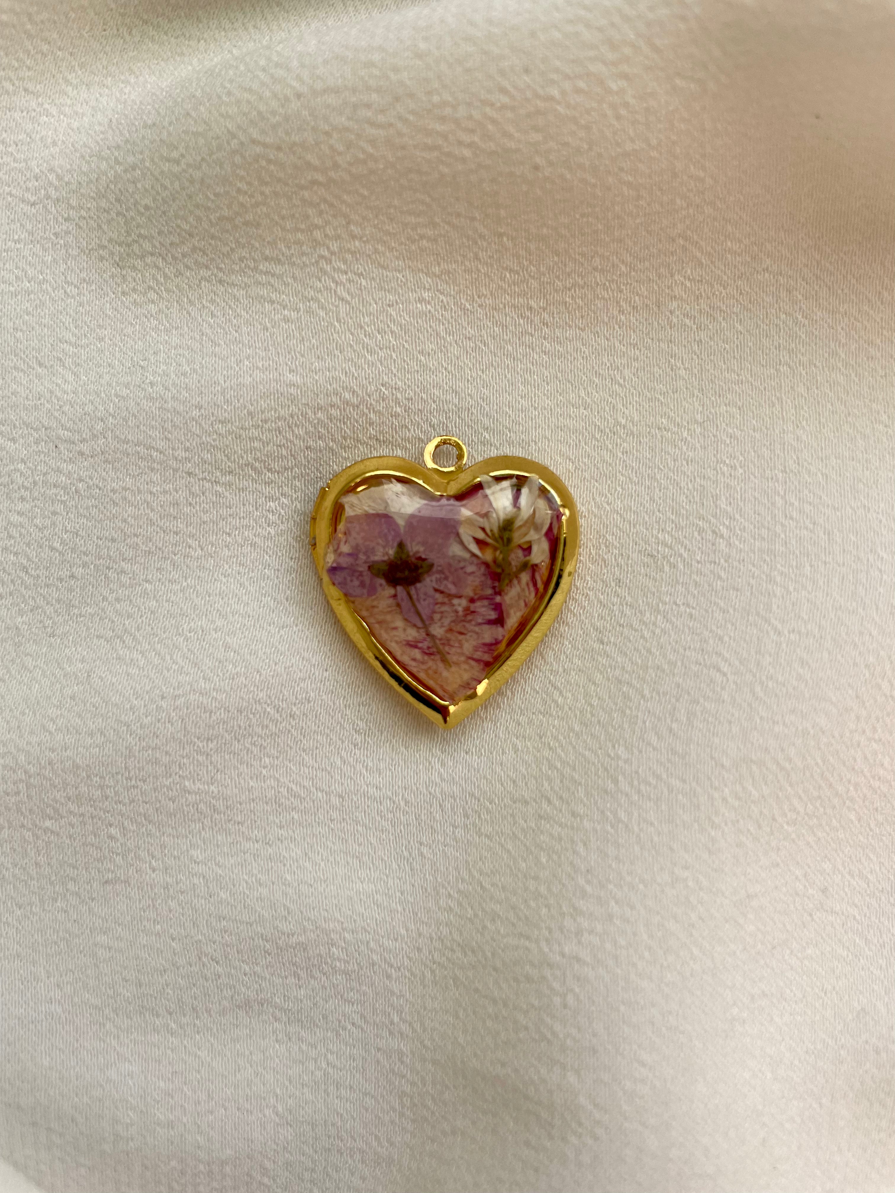 Sehr feine Goldkette aus Edelstahl mit einem Herz Medaillon mit echten Blüten im Vintage Stil