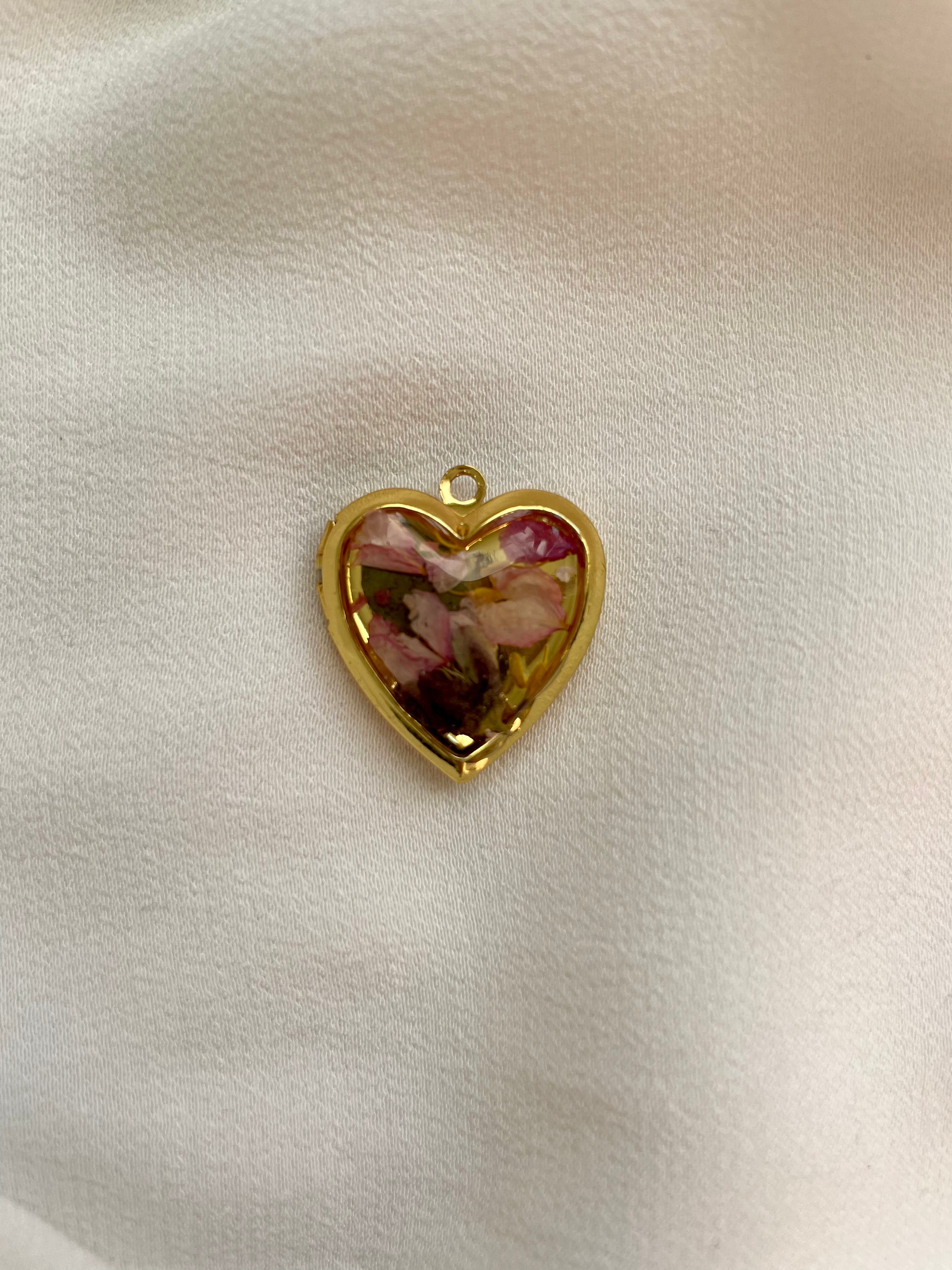 Sehr feine Goldkette aus Edelstahl mit einem Herz Medaillon mit echten Blüten im Vintage Stil