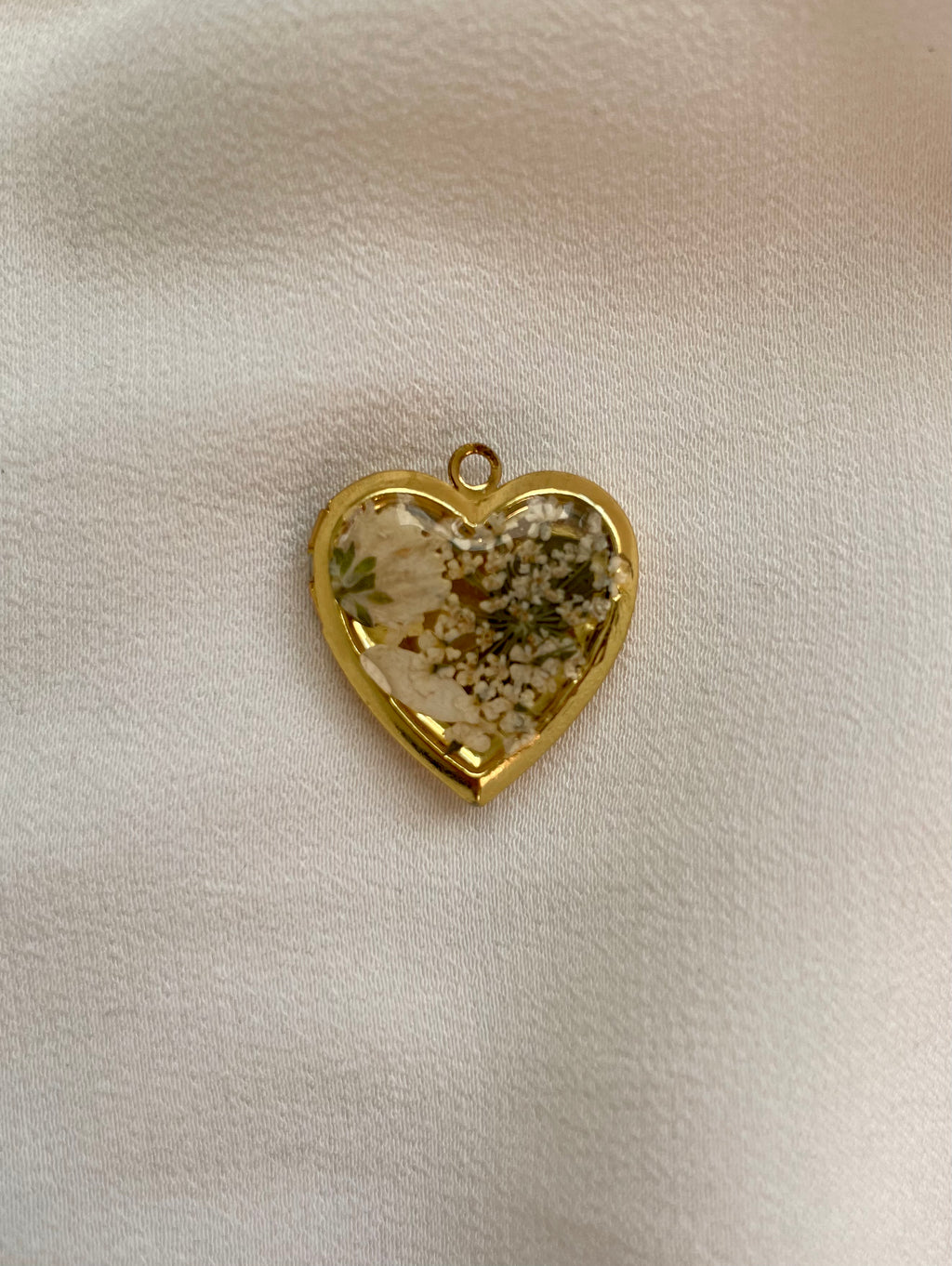 Sehr feine Goldkette aus Edelstahl mit einem Herz Medaillon mit echten Blüten im Vintage Stil