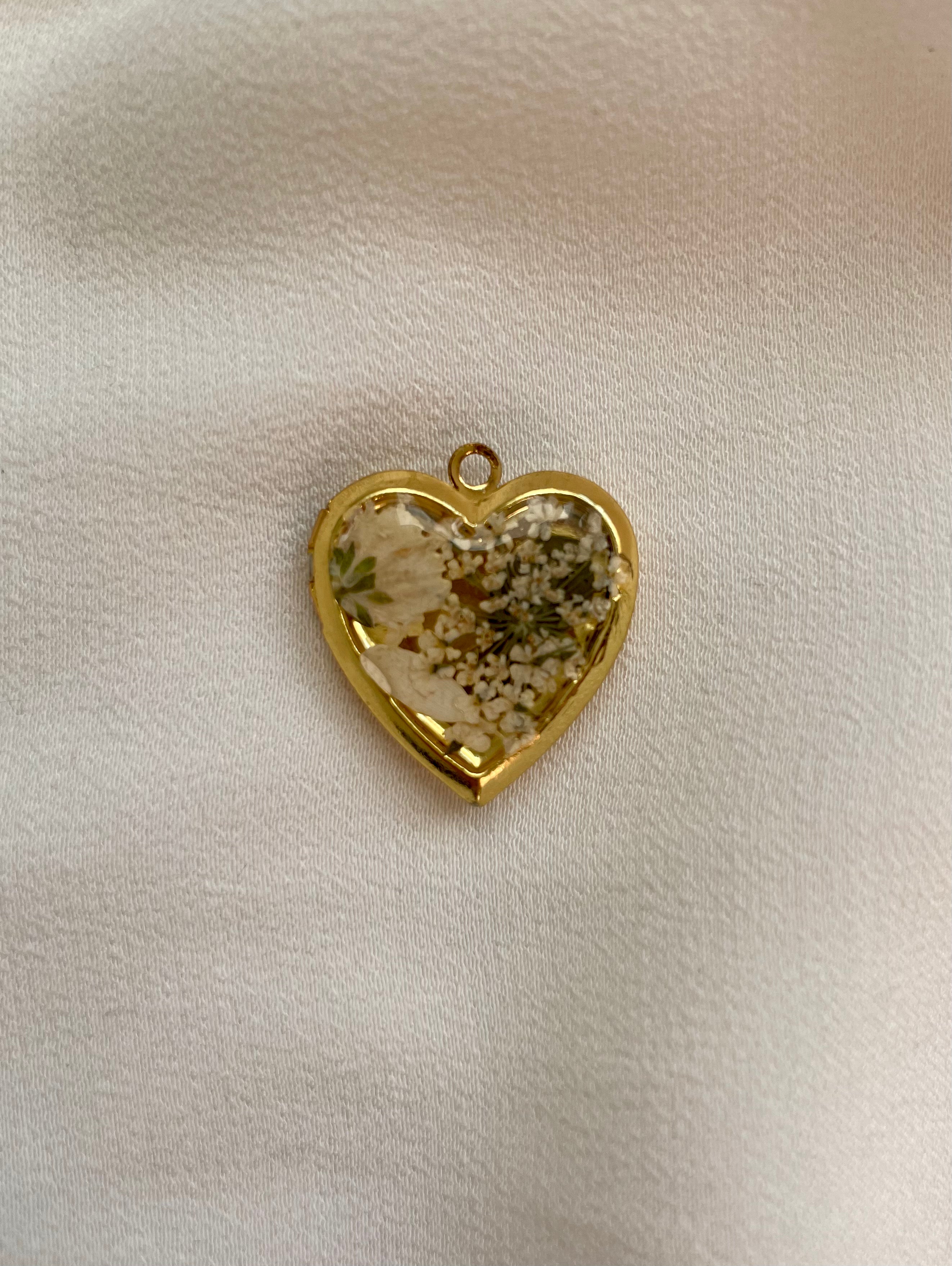 Sehr feine Goldkette aus Edelstahl mit einem Herz Medaillon mit echten Blüten im Vintage Stil