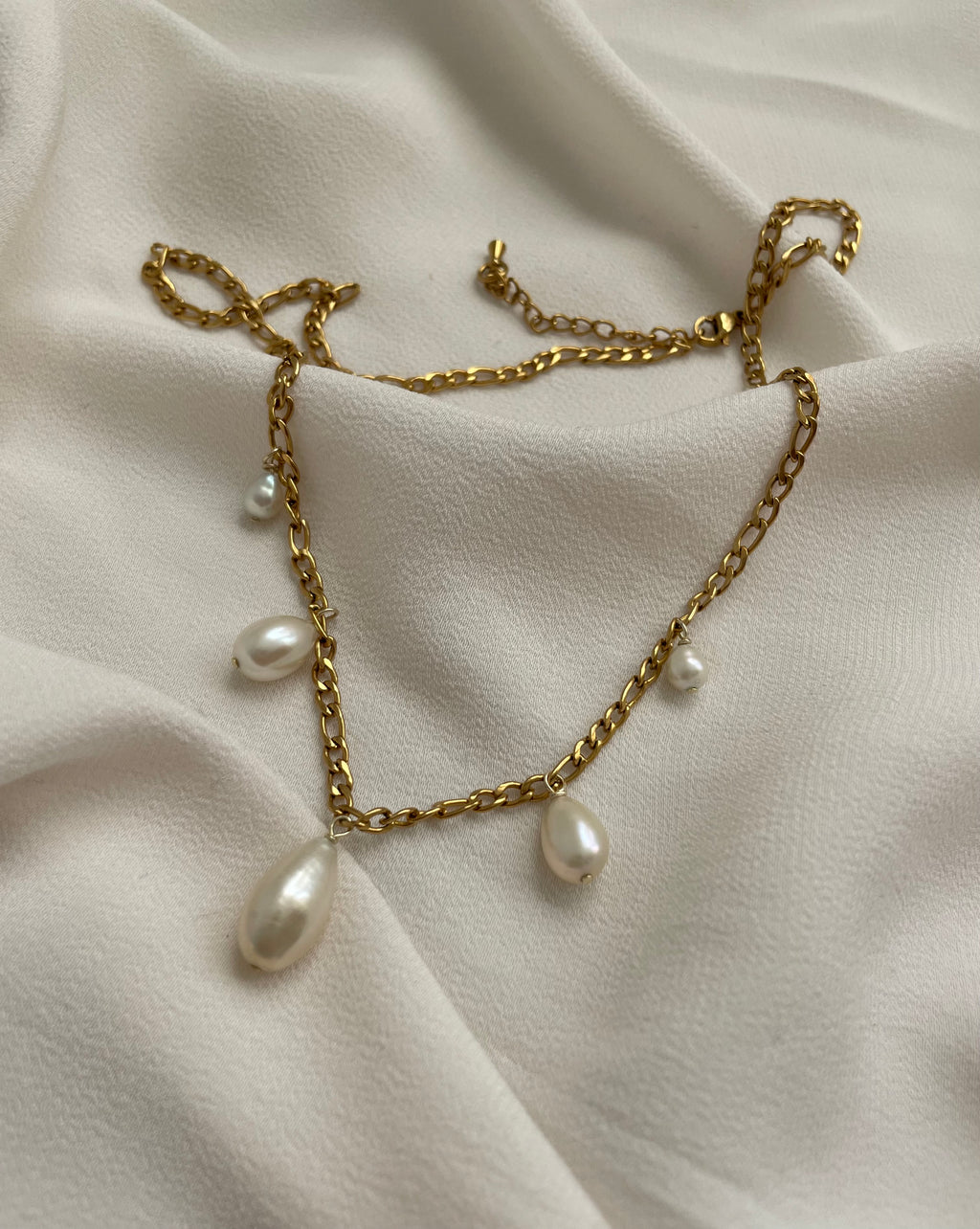 Goldene Kette mit echten Süßwasserperlen