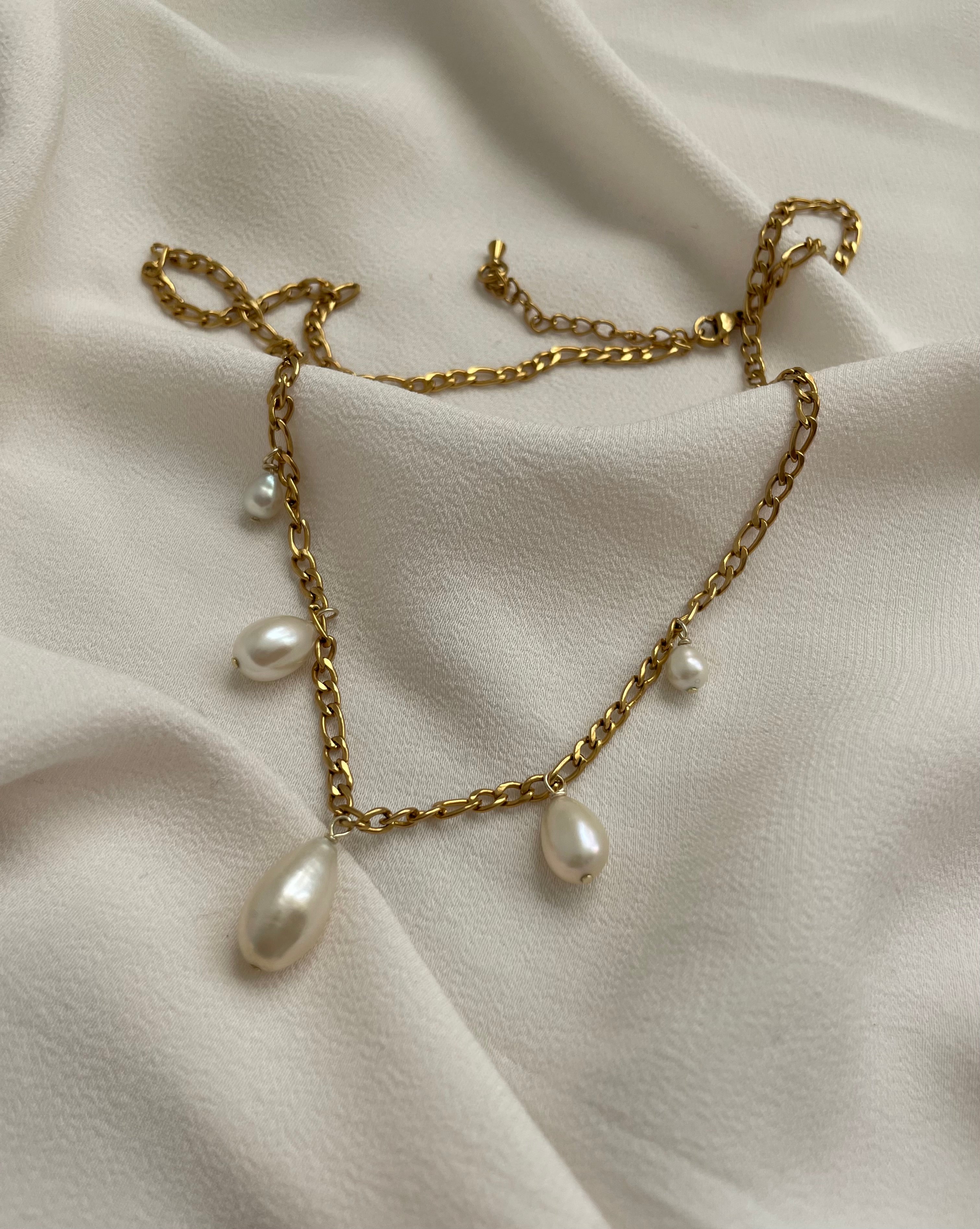 Goldene Kette mit echten Süßwasserperlen