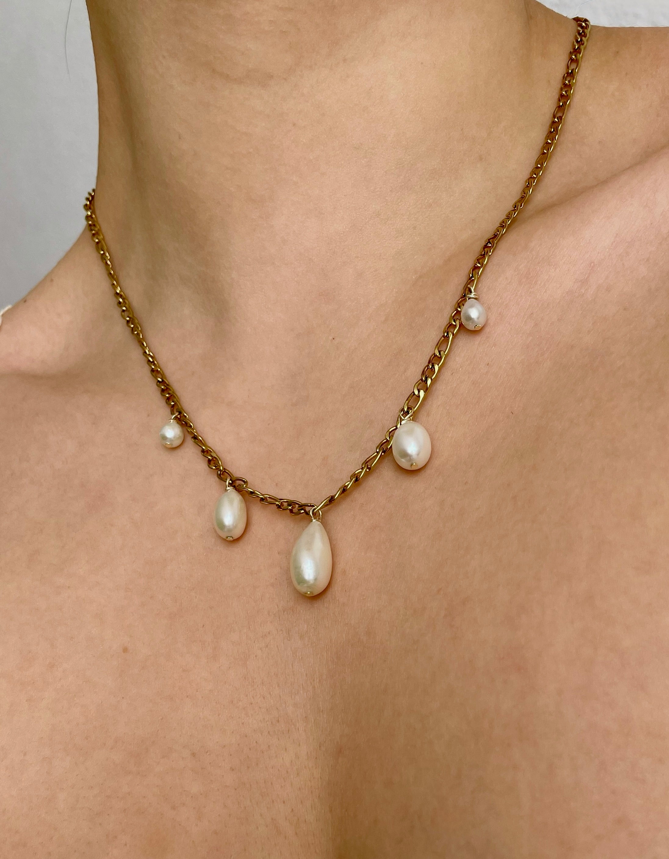 Goldene Kette mit echten Süßwasserperlen