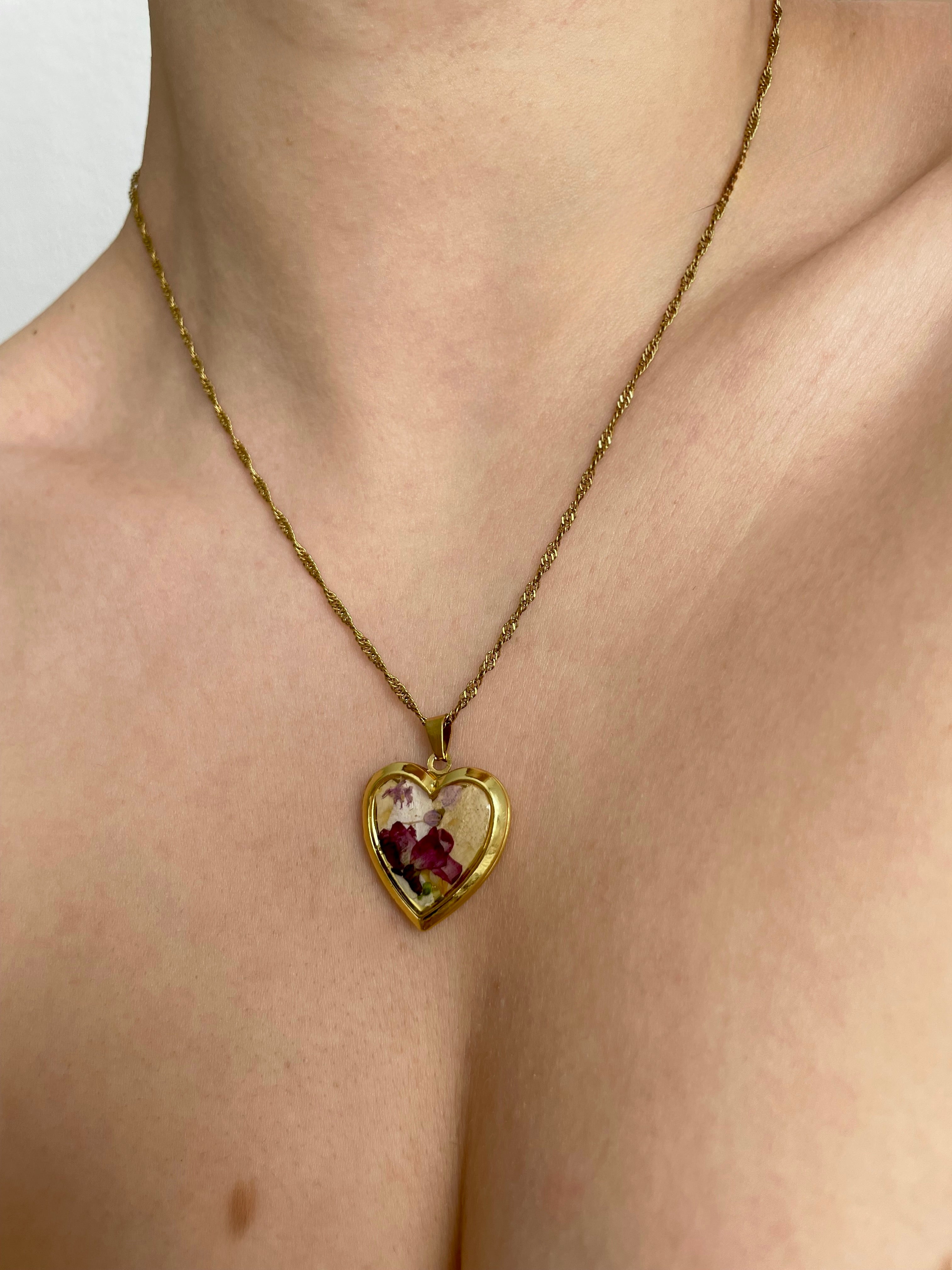 Sehr feine Goldkette aus Edelstahl mit einem Herz Medaillon mit echten Blüten im Vintage Stil