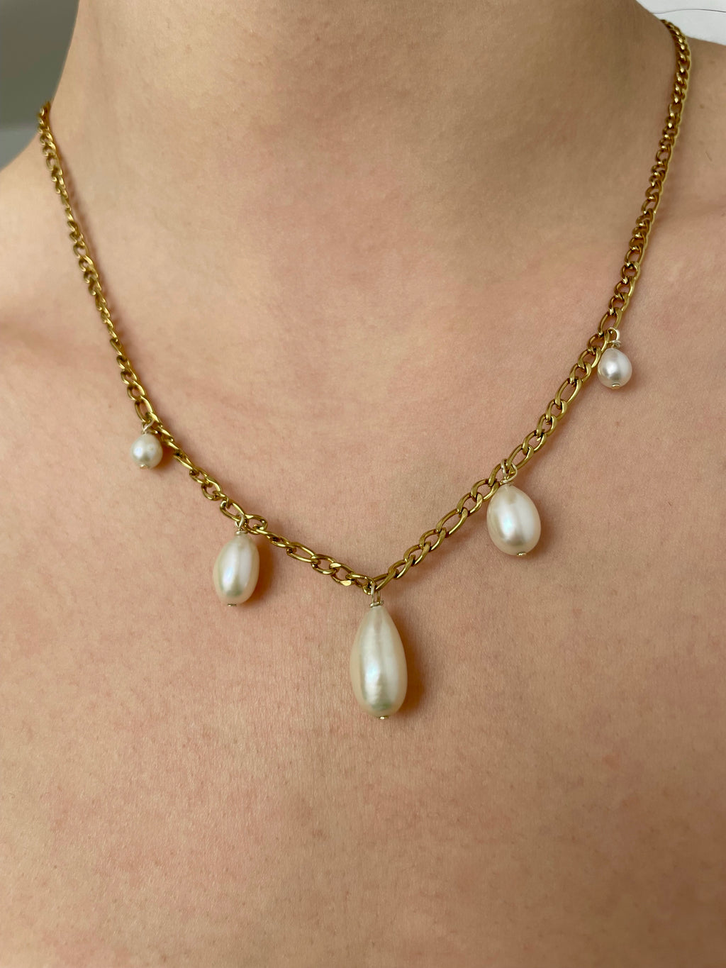 Goldene Kette mit echten Süßwasserperlen