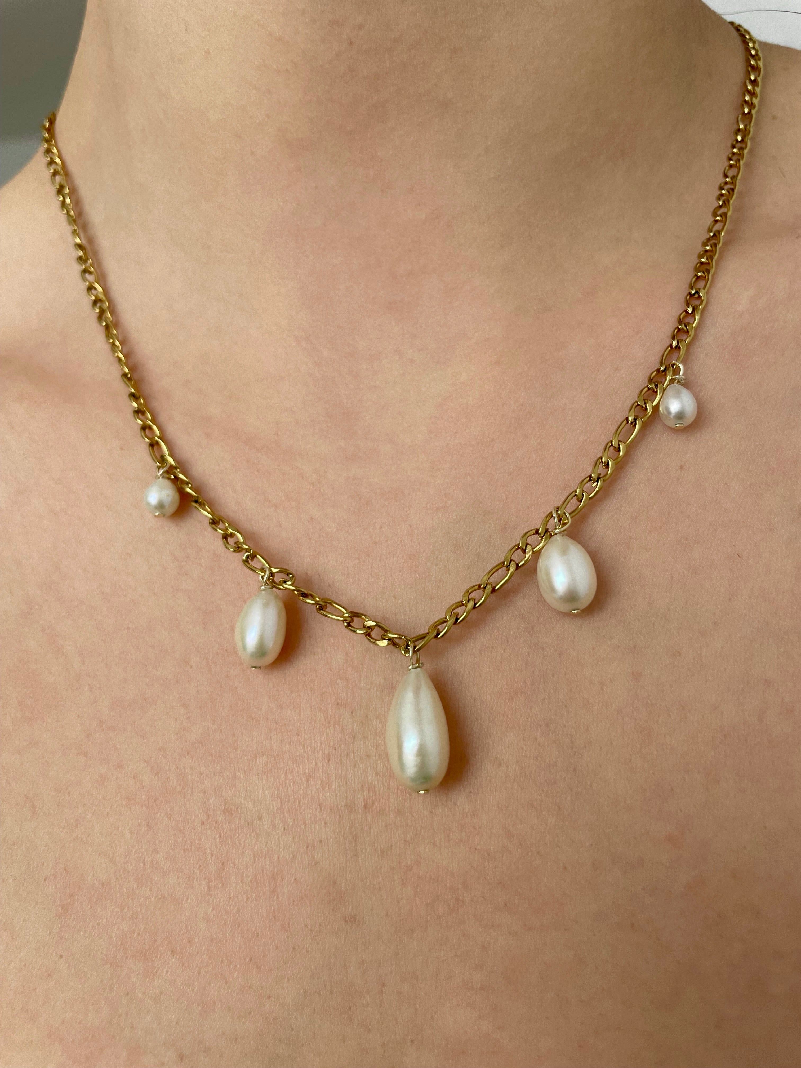 Goldene Kette mit echten Süßwasserperlen