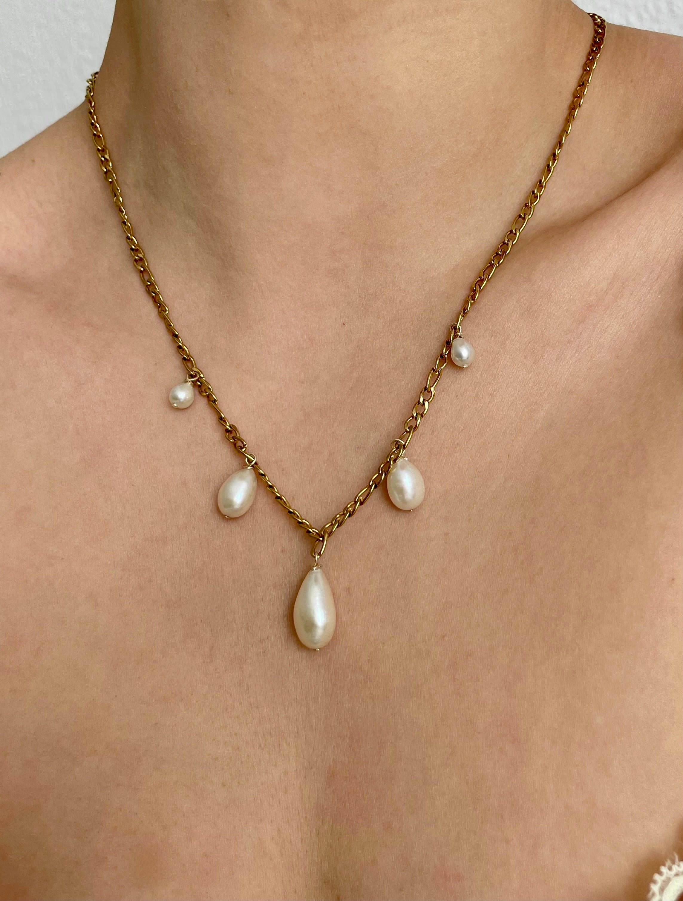 Goldene Kette mit echten Süßwasserperlen