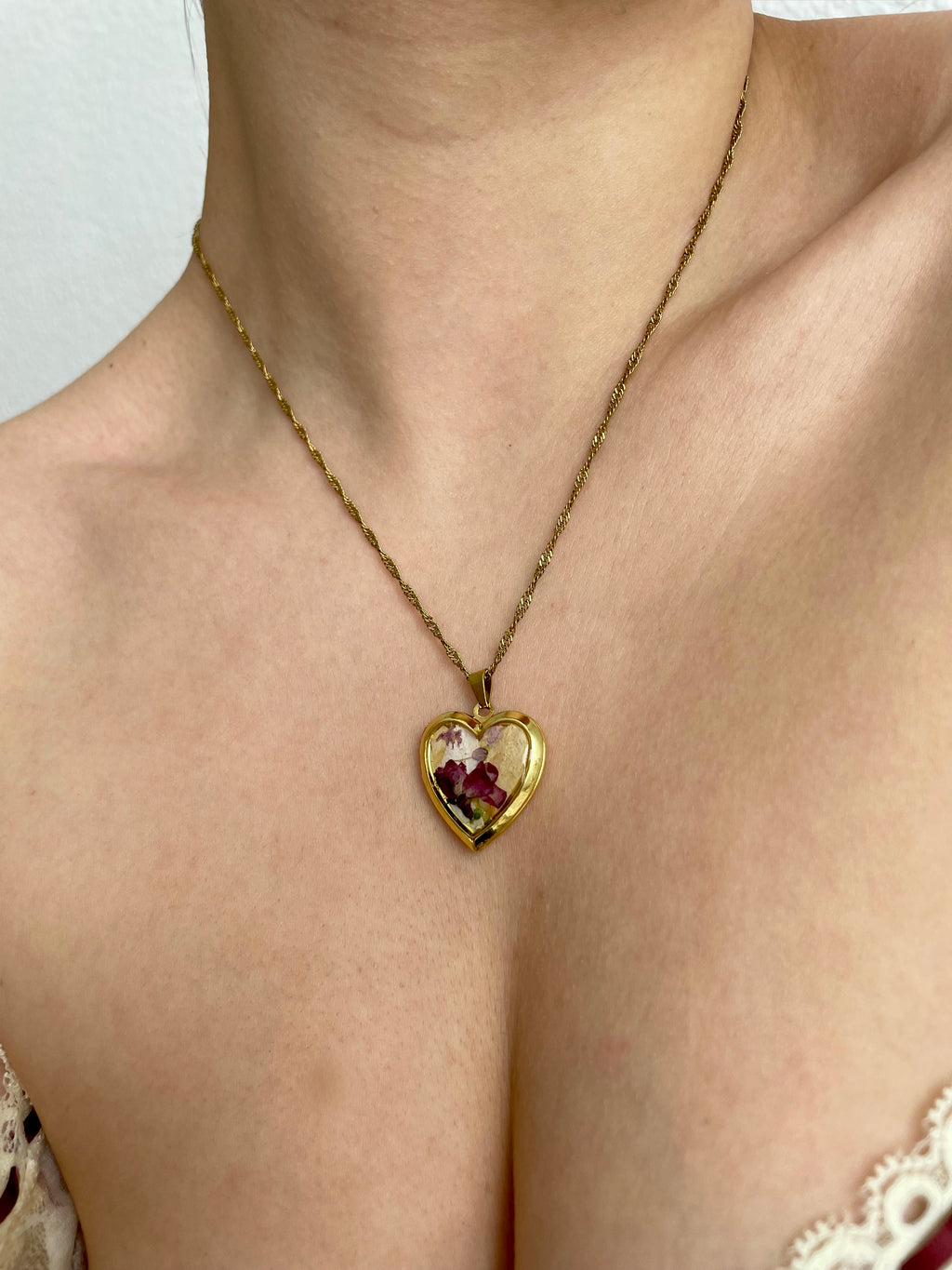 Sehr feine Goldkette aus Edelstahl mit einem Herz Medaillon mit echten Blüten im Vintage Stil