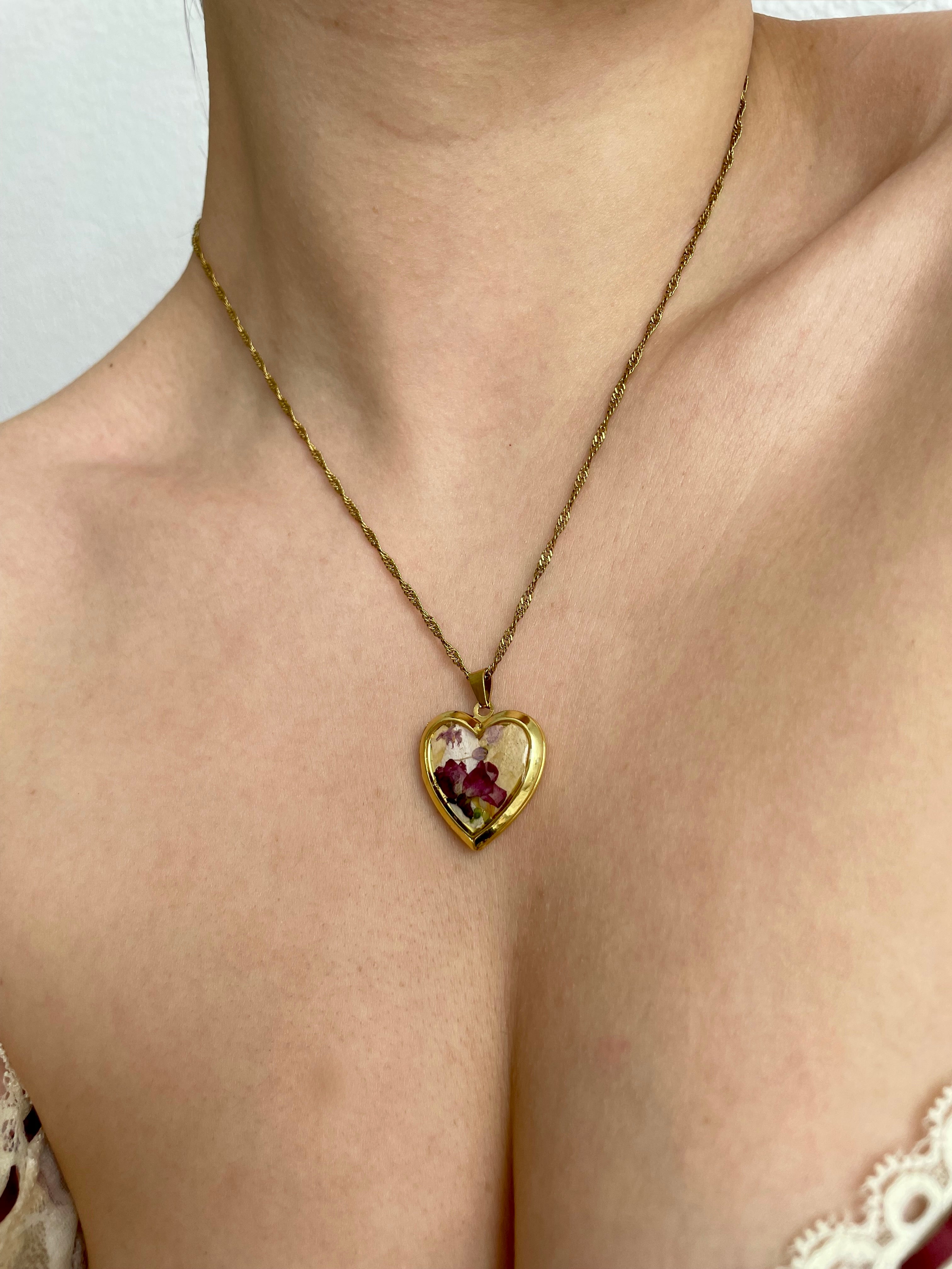 Sehr feine Goldkette aus Edelstahl mit einem Herz Medaillon mit echten Blüten im Vintage Stil